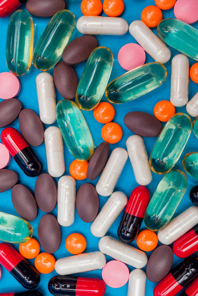 разноцветные таблетки текстура на голубом фоне - Фото, изображение