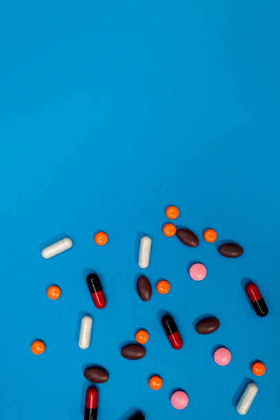 pílulas multicoloridas textura no fundo azul - Foto, Imagem