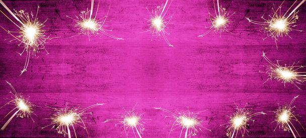 Πρωτοχρονιά Silvester Κόμμα εορταστικές διακοπές banner φόντο ευχετήρια κάρτα - Ρουστίκ ροζ ξύλινη υφή πίνακα τοίχου, με πλαίσιο από αφρώδη sparklers, με χώρο για κείμενο - Φωτογραφία, εικόνα