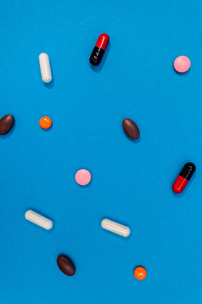 színes tabletták textúra kék háttér - Fotó, kép