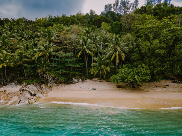 Banana Beach, Phuket, Tailandia, A beautiful tropical beach with palm trees at Phuket island, Tailandia, Banana Beach Located in Choeng Thale, Thalang, Phuket Province, Tailandia. - Foto, Imagen