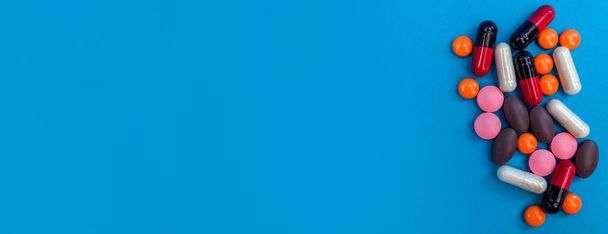 wielobarwne pigułki tekstury na tle niebieskiej panoramy - Zdjęcie, obraz