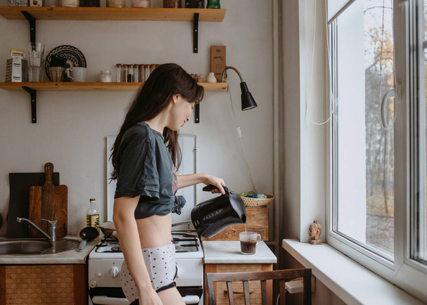attractive woman on the kitchen in the morning - Valokuva, kuva