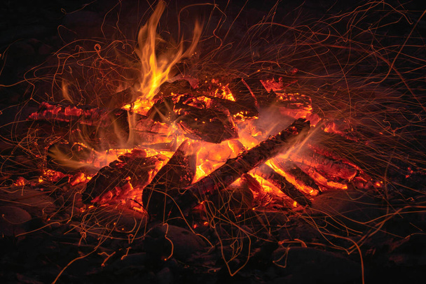 Φωτιά από καυσόξυλα στην όχθη ενός ορεινού ποταμού. - Φωτογραφία, εικόνα
