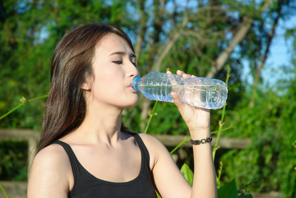 Девушка пьет воду
 - Фото, изображение
