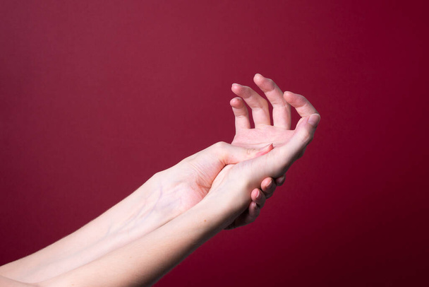 γυναίκα κρατά το χέρι της - έννοια του πόνου - Φωτογραφία, εικόνα