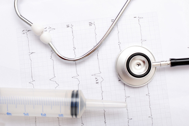 Elektrokardiogramm und Stethoskop - Foto, Bild