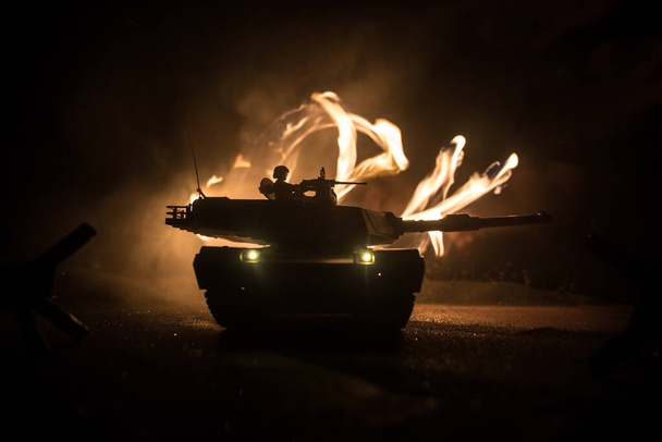 Koncepcja wojny. Pancerna sylwetka pojazdu walczącego sceny na wojennym mglistym tle nieba w nocy. Amerykański czołg gotowy do walki. Kreatywna dekoracja - Zdjęcie, obraz