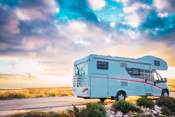 Voyage pour voir de beaux couchers de soleil en camping-car pendant les vacances sur les routes rurales. - Photo, image