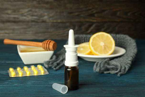 Akcesoria do leczenia grypy na drewnianym stole, zbliżenie - Zdjęcie, obraz