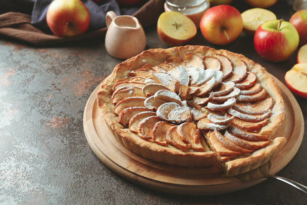 Concepto de comida sabrosa con pastel de manzana sobre fondo texturizado - Foto, Imagen