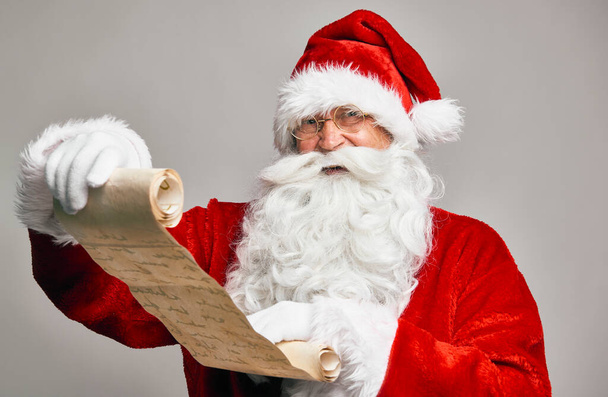 Santa Claus reading latter from kids - Foto, immagini
