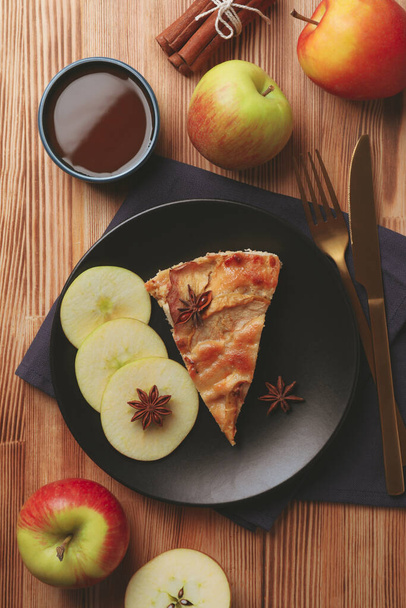 Concepto de comida sabrosa con pastel de manzana sobre fondo de madera - Foto, Imagen