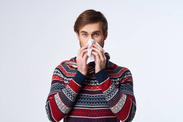 sairas mies pusero terveysongelmia nenäliina flunssa infektio vaalea tausta - Valokuva, kuva