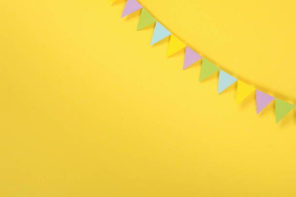 Bandeiras de festa em fundo amarelo, espaço para texto - Foto, Imagem