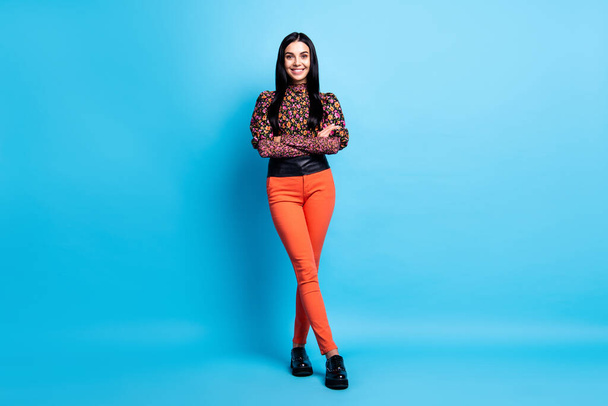 Foto de mujer de negocios segura de sí misma usar flor impresión camisa pantalones calzado aislado color azul fondo - Foto, Imagen