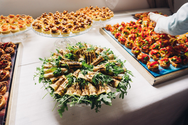 Platos con comida de catering
 - Foto, Imagen