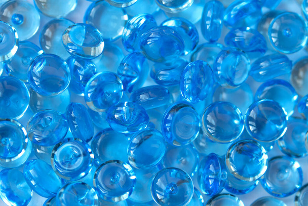Koraliki z przezroczystego niebieskiego szkła - Zdjęcie, obraz