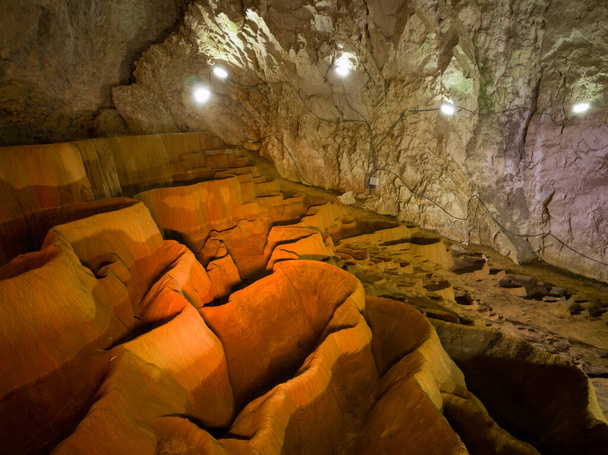 Το εσωτερικό του σπηλαίου Stopica με μπανιέρες από τούφα φωτισμένες με έγχρωμο φως, βρίσκεται στις πλαγιές του βουνού Zlatibor στη Σερβία - Φωτογραφία, εικόνα