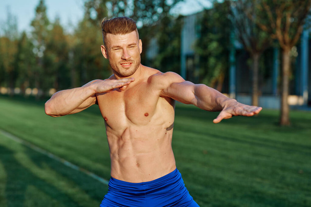 man in the park workout outdoor exercise - Foto, Imagem