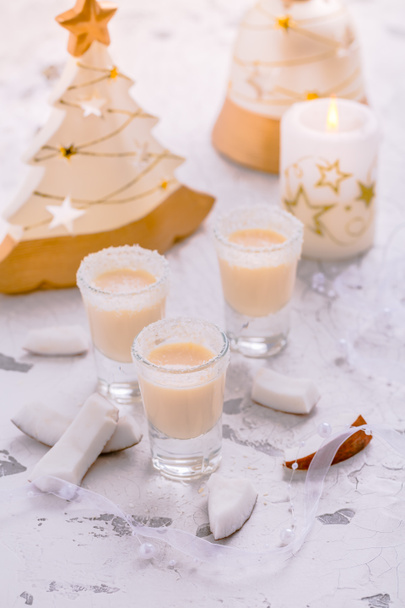 Μικρό λικέρ καρύδας ή eggnog για τα Χριστούγεννα σε λευκό - Φωτογραφία, εικόνα