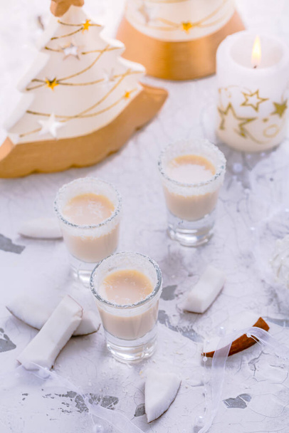 Malý kokosový likér nebo vaječný koňak k Vánocům v bílém - Fotografie, Obrázek