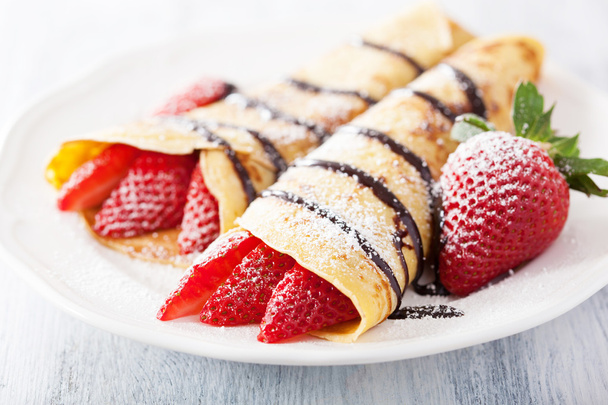 pancakes with strawberry and chocolate sauce - Foto, afbeelding