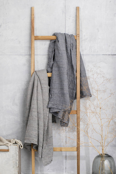 Organic waffle linen towels, bamboo toothbrushes, bathroom zero waste accessories in grey shades in contemporary bathroom interior. Daily body care, spa and wellness zero waste bathroom concept - Foto, Imagen