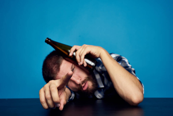 drunk man alcoholism problems emotions depression blue background - Foto, Imagem
