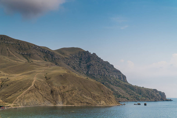 Kırım Yarımadası. 13 Temmuz 2021. Kırım 'ın dağ manzaraları. Sudak yakınlarındaki Meganom Dağı. - Fotoğraf, Görsel