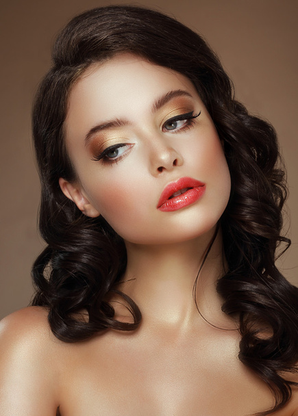 Visage. Evening Makeup. Stylish Woman with Golden Eyeshadows - Foto, afbeelding