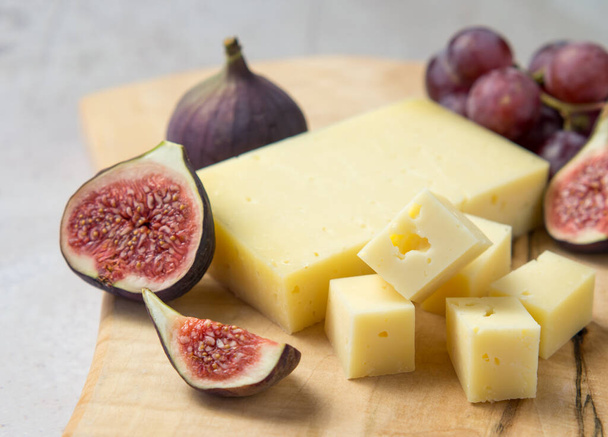 formaggio con buchi, uva, noci, Tavola snack con antipasti - Foto, immagini