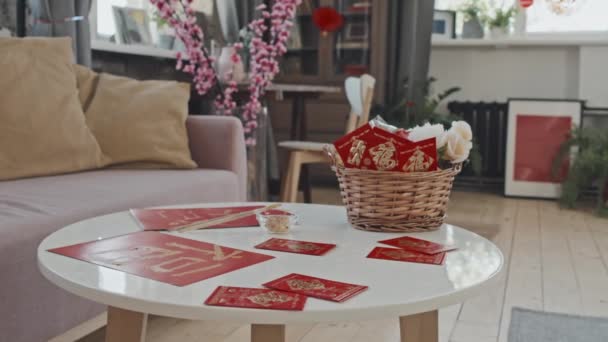 Detail záběr pohlednice a dárkový koš na stole v obývacím pokoji zdobené pro čínský Nový rok - Záběry, video