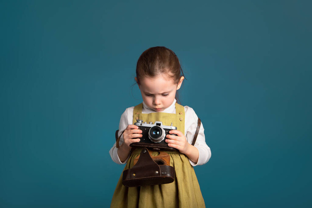 Kleines Mädchen will Fotografieren lernen. - Foto, Bild