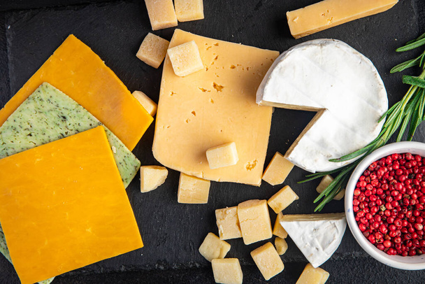 チーズプレート各種チーズ食前酒アペリティフアンタパストブリー,キャンベル,チェダー,パルメザンチーズやテーブルのコピースペースの食べ物の背景素朴な上に食事のスナックを食べる準備ができている他の人.トップビュー - 写真・画像