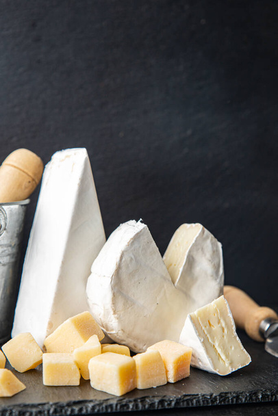 Käseteller sortiert Käse Aperitif Antipasto Brie, Camembert, Cheddar, Parmesan und andere Fertigmahlzeit Snack auf dem Tisch kopieren Raum Lebensmittel Hintergrund rustikal. Ansicht von oben - Foto, Bild