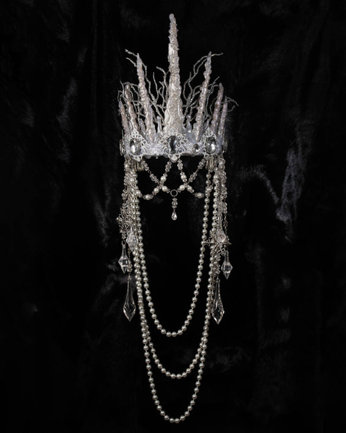 wunderschöne silberne Krone mit Perlenanhängern auf schwarzem, glänzendem Hintergrund, Accessoire-Kopfschmuck, Nahaufnahme - Foto, Bild