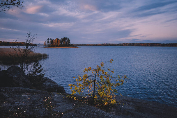 Ilha no parque Monrepo Mon Repos. Paisagem de outono. Vyborg. - Foto, Imagem