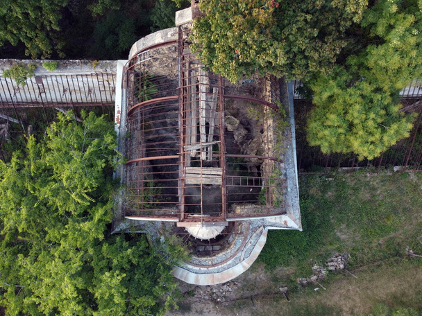 üvegház Marazli régi lerombolt épület fényképezett egy drón - Fotó, kép