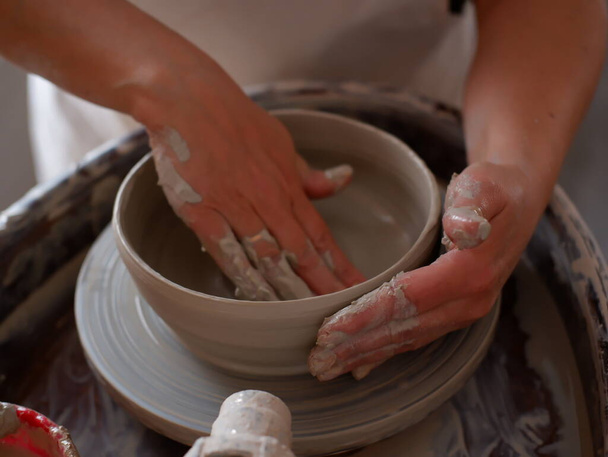 hands of a potter - Foto, Bild
