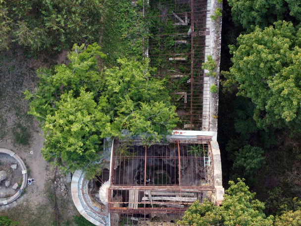 szklarnia Marazli stary zniszczony budynek sfotografowany z drona - Zdjęcie, obraz