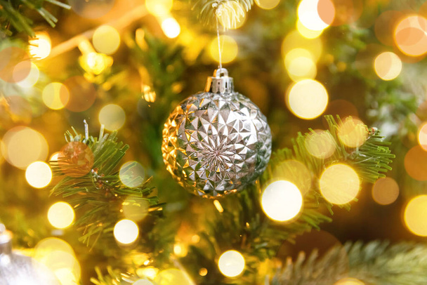 Árvore de Natal clássico decorado Ano Novo. Árvore de Natal com decorações wite e prata, ornamentos de brinquedo e bola. Moderno estilo clássico apartamento de design de interiores. Véspera de Natal em casa - Foto, Imagem