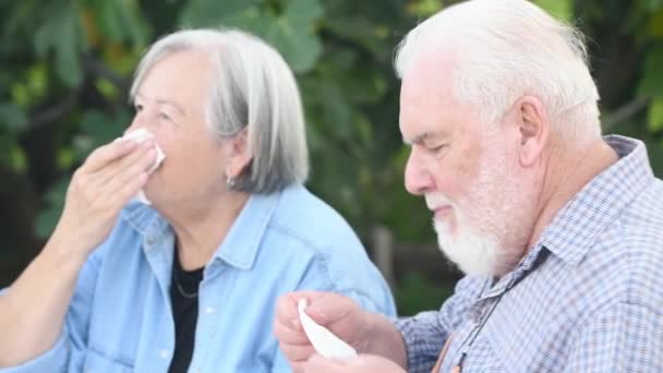 Ouderen paar eten brood en gelei buiten - Video