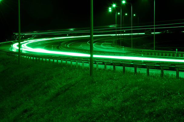 зелені вогні автомобіля вночі. довга експозиція
 - Фото, зображення
