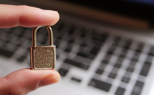 Een kluisje voor de laptop. Cyber security concept. Gegevensbescherming. Veiligheidsinternetverbinding.  - Foto, afbeelding