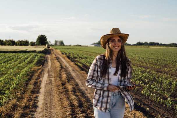 woman farmer walking on field - Zdjęcie, obraz