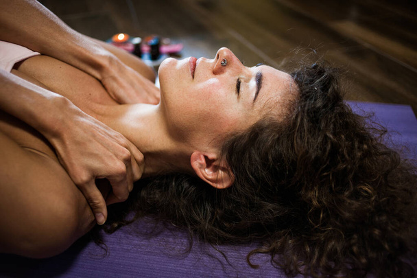 žena vlastní masáž šíje doma zlepšit imunitní systém a snížit bolest a napětí  - Fotografie, Obrázek