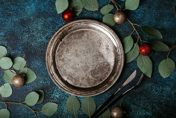 Prázdné kovové desky horní pohled na vánoční stolek - Fotografie, Obrázek
