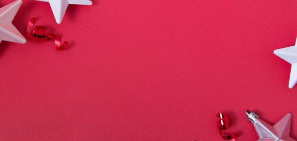 Uusi vuosi Cristmas koristeet punaisella taustalla tasainen makasi kopioi tilaa banneri muodossa - Valokuva, kuva