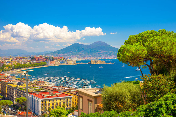Nápoles, Italia. 31 de agosto de 2021. Vista del Golfo de Nápoles desde la colina de Posillipo con el Monte Vesubio lejos en el fondo. - Foto, Imagen